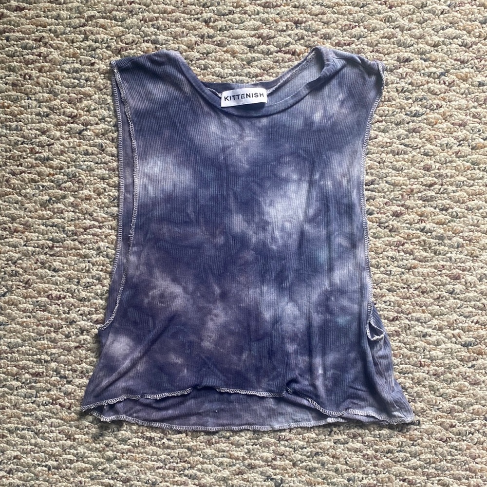 Kittenish tank with drop arm holes